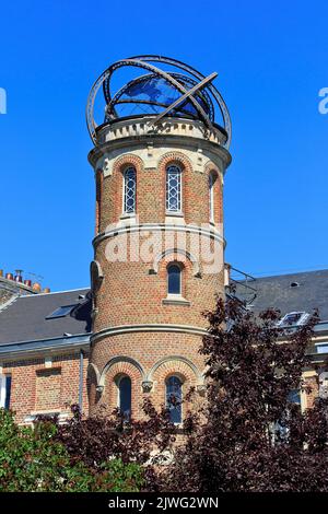 Fassade der ehemaligen Residenz (heute Museum) des französischen Schriftstellers Jules Verne (1828-1905) in Amiens (Somme), Frankreich Stockfoto