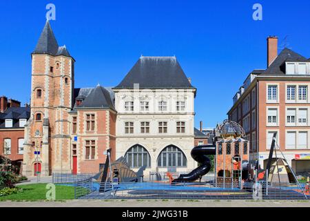 Ein von Jules Verne inspirierter Spielplatz, flankiert vom Logis du Roy-Gebäude mit achteckigem Turm und dem Schützenhaus in Amiens (Somme), Frankreich Stockfoto