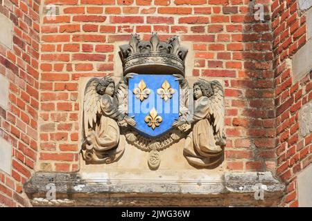 Das Wappen des französischen Königs Ludwig XIII. An der Fassade des Hauses „Logis du Roy“ (1520-1525) in Amiens (Somme), Frankreich Stockfoto