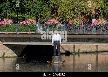 Der Mann auf seiner Boje (L'Homme sur sa bouée) des deutschen Künstlers Stephan Balkenhol mitten in der Somme in Amiens (Somme), Frankreich Stockfoto