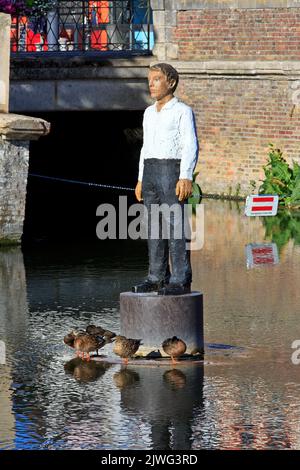 Der Mann auf seiner Boje (L'Homme sur sa bouée) des deutschen Künstlers Stephan Balkenhol mitten in der Somme in Amiens (Somme), Frankreich Stockfoto