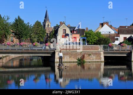 Der Mann auf seiner Boje (L'Homme sur sa bouée) des deutschen Künstlers Stephan Balkenhol mitten in der Somme in Amiens (Somme), Frankreich Stockfoto