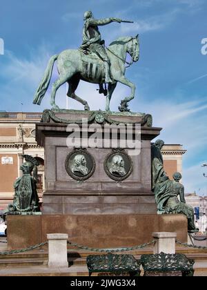 Blick auf die Statue des Königs Gustav II Adolf auf dem Gustav Adolf Platz an einem sonnigen Wintertag mit dem Königspalast im Hintergrund. Stockfoto