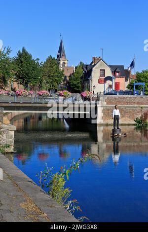Der Mann auf seiner Boje (L'Homme sur sa bouée) des deutschen Künstlers Stephan Balkenhol mitten in der Somme in Amiens (Somme), Frankreich Stockfoto