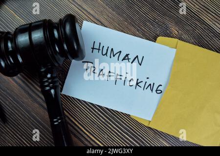Menschenhandel Text auf Dokument mit Gavel über braunem Umschlag. Stockfoto