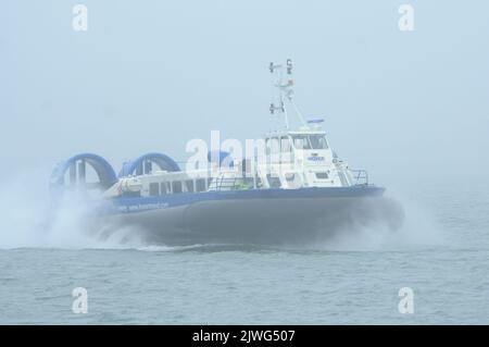 DAS HOVERCRAFT TAUCHT DURCH DEN NEBEL AUF, ALS ES VON DER ISLE OF WIGHT NACH SOUTHSEA KOMMT. PIC MIKE WALKER,2013 MIKE WALKER BILDER Stockfoto