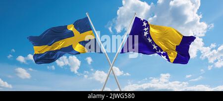 Zwei gekreuzte Flaggen Bosnien und Herzegowina und Schweden winken im Wind bei bewölktem Himmel. Konzept der Beziehung, des Dialogs, des Reisens zwischen zwei Ländern. 3 Stockfoto