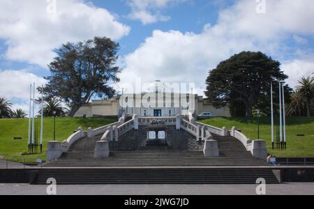 Whanganui, Neuseeland - Okt 19. 2017: Stufen führen zum Sargent Gallery Building Stockfoto