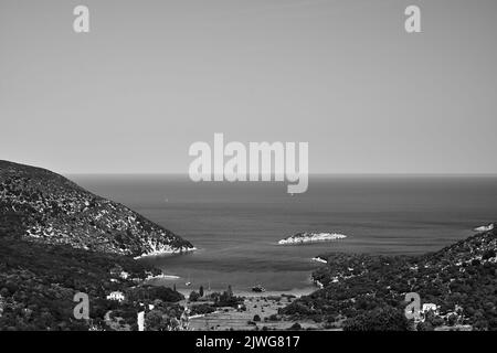 Strand in der Bucht von Porto Atheras auf der Insel Kefalonia in Griechenland, monochrom Stockfoto