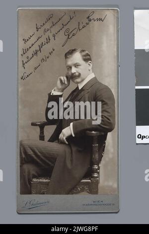 Porträt des ungarischen Komponisten Franz Lehár (1870-1948) (im Sessel sitzend, Blick von den Knien nach oben) - Aufnahme mit Widmung an Aleksander Rajchman vom 13.. April 1906. Gutmann, Ludwig (1869-1943), Fotograf Stockfoto