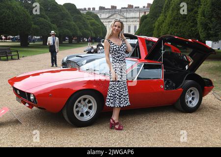 Ankunft am Owners Day im Concourse of Elegance im Hampton Court Palace. Sängerin Songwriterin Leila Russack (Miss Zagato, Quattrovalvole) Stockfoto