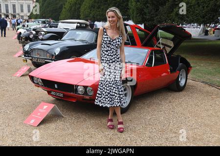 Ankunft am Owners Day im Concourse of Elegance im Hampton Court Palace. Sängerin Songwriterin Leila Russack (Miss Zagato, Quattrovalvole) Stockfoto