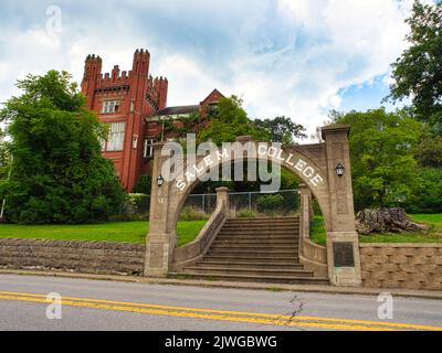 Das jetzt verlassene Verwaltungsgebäude des Salem College in Salem WV USA Stockfoto