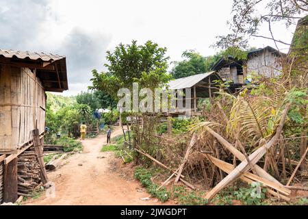 Chiang Mai, Thailand – 25. Mai 2021, Hill Tribe Family mit ihrem Zuhause. Sie leben in Omkoi Districk, Provinz Chiangmai, Thailand. Stockfoto