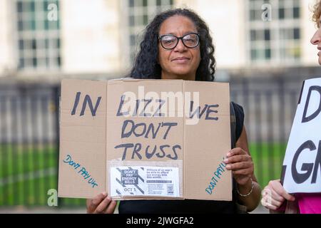 London, England, Großbritannien. 5. September 2022. Ein Protestler hält ein Schild mit der Aufschrift ''in Lizz we don't Truss''. Demonstranten versammeln sich vor der Downing Street, Teil der Kampagne „Don't Pay“ gegen massive Energiepreiserhöhungen, als Liz Truss die Rolle des Premierministers übernimmt. Mehr als 160.000 Menschen haben sich für die Kampagne angemeldet und werden ihre Lastschriften an Energieversorger am 1.. Oktober absagen, sofern die Preise nicht sinken. Horst Friedrichs / Alamy Live News Stockfoto