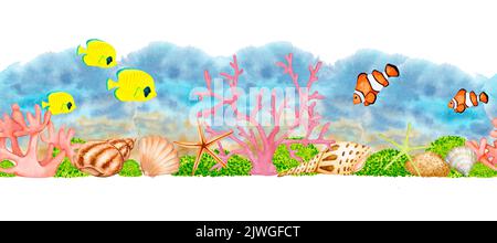 Nahtlose Grenze mit Korallen, Muscheln und tropischen Fischen. Handgezeichnetes Aquarell auf weißem Hintergrund. Stockfoto