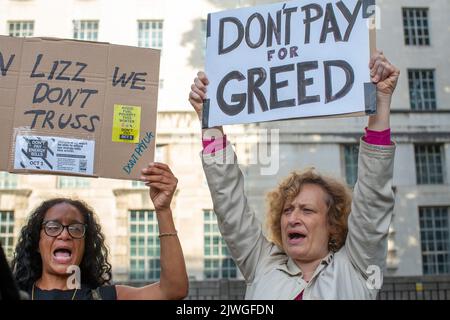 London, England, Großbritannien. 5. September 2022. Ein Protestler hält ein Schild mit der Aufschrift ''in Lizz we don't Truss''. Demonstranten versammeln sich vor der Downing Street, Teil der Kampagne „Don't Pay“ gegen massive Energiepreiserhöhungen, als Liz Truss die Rolle des Premierministers übernimmt. Mehr als 160.000 Menschen haben sich für die Kampagne angemeldet und werden ihre Lastschriften an Energieversorger am 1.. Oktober absagen, sofern die Preise nicht sinken. Horst Friedrichs / Alamy Live News Stockfoto