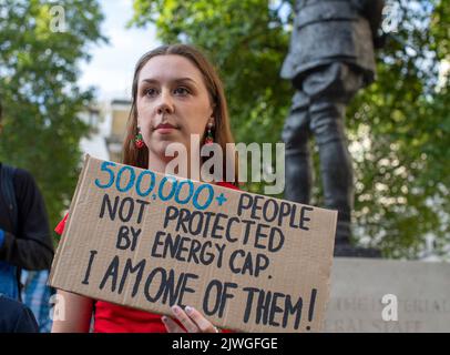 London, England, Großbritannien. 5. September 2022. Demonstranten versammeln sich vor der Downing Street, Teil der Kampagne „Don't Pay“ gegen massive Energiepreiserhöhungen, als Liz Truss die Rolle des Premierministers übernimmt. Mehr als 160.000 Menschen haben sich für die Kampagne angemeldet und werden ihre Lastschriften an Energieversorger am 1.. Oktober absagen, sofern die Preise nicht sinken. Horst Friedrichs / Alamy Live News Stockfoto