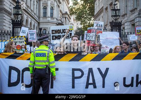London, England, Großbritannien. 5. September 2022. Demonstranten versammeln sich vor der Downing Street, Teil der Kampagne „Don't Pay“ gegen massive Energiepreiserhöhungen, als Liz Truss die Rolle des Premierministers übernimmt. Mehr als 160.000 Menschen haben sich für die Kampagne angemeldet und werden ihre Lastschriften an Energieversorger am 1.. Oktober absagen, sofern die Preise nicht sinken. Horst Friedrichs / Alamy Live News Stockfoto