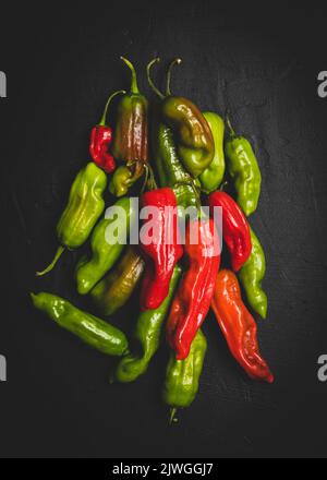 Rote und grüne Pepperoncini-Paprika Stockfoto