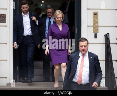 London, Großbritannien. 5. September 2022. Liz Truss (C) verlässt am 5. September 2022 das Hauptquartier der Konservativen Partei in London, Großbritannien. Liz Truss, Außenministerin des Vereinigten Königreichs (UK), hat den Führungswettbewerb der regierenden Konservativen Partei gewonnen und wird Boris Johnson als neuen Premierminister des Landes ersetzen. Quelle: Belinda Jiao/Xinhua/Alamy Live News Stockfoto