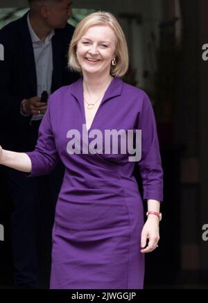 London, Großbritannien. 5. September 2022. Liz Truss wird am 5. September 2022 im Hauptquartier der Konservativen Partei in London, Großbritannien, gesehen. Liz Truss, Außenministerin des Vereinigten Königreichs (UK), hat den Führungswettbewerb der regierenden Konservativen Partei gewonnen und wird Boris Johnson als neuen Premierminister des Landes ersetzen. Quelle: Belinda Jiao/Xinhua/Alamy Live News Stockfoto