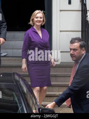 London, Großbritannien. 5. September 2022. Liz Truss (hinten) verlässt am 5. September 2022 das Hauptquartier der Konservativen Partei in London, Großbritannien. Liz Truss, Außenministerin des Vereinigten Königreichs (UK), hat den Führungswettbewerb der regierenden Konservativen Partei gewonnen und wird Boris Johnson als neuen Premierminister des Landes ersetzen. Quelle: Belinda Jiao/Xinhua/Alamy Live News Stockfoto