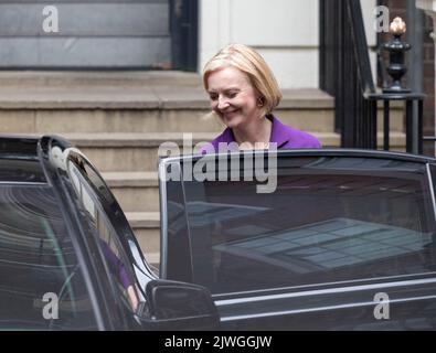 London, Großbritannien. 5. September 2022. Liz Truss verlässt am 5. September 2022 das Hauptquartier der Konservativen Partei in London, Großbritannien. Liz Truss, Außenministerin des Vereinigten Königreichs (UK), hat den Führungswettbewerb der regierenden Konservativen Partei gewonnen und wird Boris Johnson als neuen Premierminister des Landes ersetzen. Quelle: Belinda Jiao/Xinhua/Alamy Live News Stockfoto