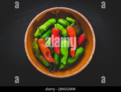 Rote und grüne Pepperoncini-Paprika Stockfoto