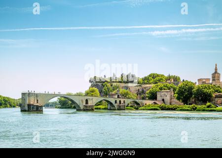 Blick über die Rhonebrücke Saint Benezet in Avignon, Frankreich Stockfoto