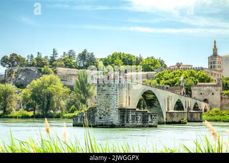 Blick über die Rhonebrücke Saint Benezet in Avignon, Frankreich Stockfoto