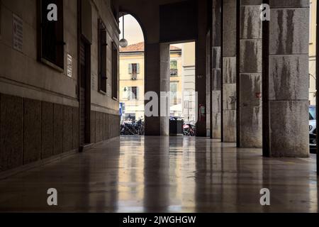 Hoher moderner Porchway an einem bewölkten Tag Stockfoto