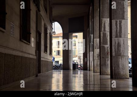 Hoher moderner Porchway an einem bewölkten Tag Stockfoto