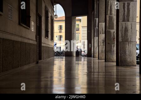 Hoher moderner Porchway an einem bewölkten Tag Stockfoto