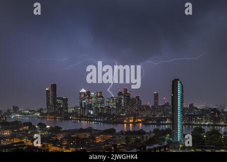 London, Großbritannien. 5.. September 2022. Wetter in Großbritannien: Blitzschläge über Gebäude des Gewerbeparks Canary Wharf um 23:52 Uhr, da das Met Office gelbe Warnungen für Südengland ausgibt. Kredit: Guy Corbishley/Alamy Live Nachrichten Stockfoto