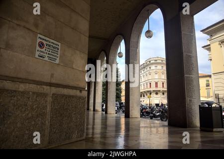 Hoher moderner Porchway an einem bewölkten Tag Stockfoto