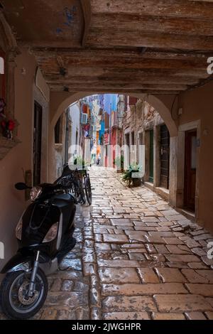 Motorräder parken am Straßenrand in Old Twon Rovinj - Kroatien Stockfoto