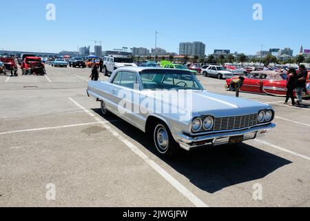 1964 Chevrolet Impala Sport Coupé auf einer Automobilausstellung in San Francisco, Kalifornien; Autokultur für Niederfahrer. Stockfoto