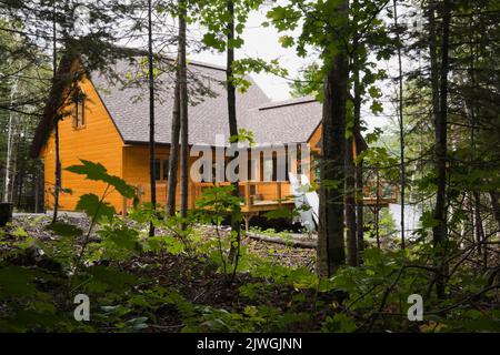 Im Spätsommer gefräste Holzhütten im Stil einer weißen Kiefernhütte im östlichen Stil. Stockfoto
