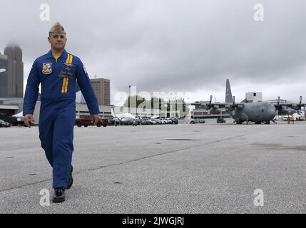 Cleveland, Usa. 05. September 2022. Der Major der Blue Angels Josh Soltan wandert am Montag, den 5. September 2022, auf der Cleveland National Air Show in Cleveland, Ohio, über die Asphalt. Foto von Aaron Josefczyk/UPI Credit: UPI/Alamy Live News Stockfoto