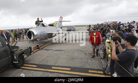 Cleveland, Usa. 05. September 2022. Die Zuschauer sehen Randy Ball und seine MiG-17F, die am Montag, den 5. September 2022, bei der Cleveland National Air Show in Cleveland, Ohio, zum Mitläufer zurückgebracht werden. Foto von Aaron Josefczyk/UPI Credit: UPI/Alamy Live News Stockfoto