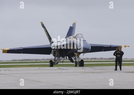 Cleveland, Usa. 05. September 2022. Während der Cleveland National Air Show in Cleveland, Ohio, am Montag, den 5. September 2022, sitzt eine U.S. Navy Blue Angels F18 auf dem Asphalt. Foto von Aaron Josefczyk/UPI Credit: UPI/Alamy Live News Stockfoto