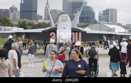 Cleveland, Usa. 05. September 2022. Die Zuschauer kommen an einer F18 vorbei, die während der Cleveland National Air Show in Cleveland, Ohio, am Montag, den 5. September 2022, auf dem Asphalt sitzt. Foto von Aaron Josefczyk/UPI Credit: UPI/Alamy Live News Stockfoto