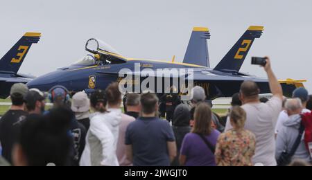 Cleveland, Usa. 05. September 2022. Die Zuschauer können sich während der Cleveland National Air Show in Cleveland, Ohio, am Montag, den 5. September 2022, einen Blue Angels F18 der US Navy ansehen, der auf dem Asphalt sitzt. Foto von Aaron Josefczyk/UPI Credit: UPI/Alamy Live News Stockfoto