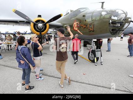 Cleveland, Usa. 05. September 2022. Auf der Cleveland National Air Show in Cleveland, Ohio, am Montag, dem 5. September 2022, erfahren die Zuschauer eine Erklärung über ein Flugzeug und seine Geschichte. Foto von Aaron Josefczyk/UPI Credit: UPI/Alamy Live News Stockfoto