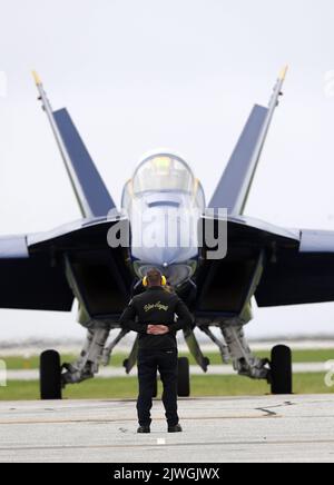 Cleveland, Usa. 05. September 2022. Ein US Navy Blue Angels Crew-Mitglied steht vor einer F18, als es sich auf die Cleveland National Air Show in Cleveland, Ohio am Montag, den 5. September 2022, vorbereitet. Foto von Aaron Josefczyk/UPI Credit: UPI/Alamy Live News Stockfoto