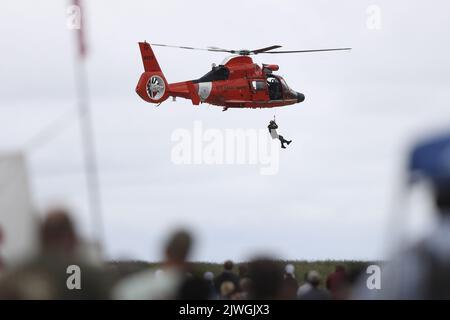 Cleveland, Usa. 05. September 2022. Mitglieder der US-Küstenwache demonstrieren am Montag, den 5. September 2022, auf der Cleveland National Air Show in Cleveland, Ohio, eine Rettung vor den Krähen. Foto von Aaron Josefczyk/UPI Credit: UPI/Alamy Live News Stockfoto