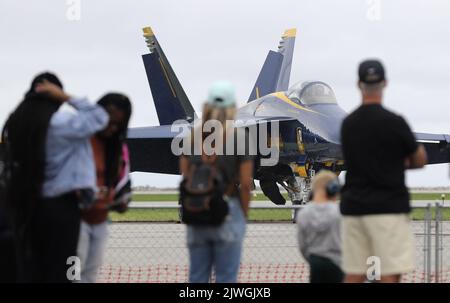 Cleveland, Usa. 05. September 2022. Die Zuschauer können sich während der Cleveland National Air Show in Cleveland, Ohio, am Montag, den 5. September 2022, einen Blue Angels F18 der US Navy ansehen, der auf dem Asphalt sitzt. Foto von Aaron Josefczyk/UPI Credit: UPI/Alamy Live News Stockfoto