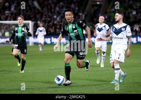 MELBOURNE, AUSTRALIEN - 17. MAI: Tomoki Imai von Western United kontrolliert den Ball während des Halbfinalmatches Der A-League zwischen Western United und Melbourne Victory im AAMI Park am 17. Mai 2022 in Melbourne, Australien. Kredit: Dave Hewison Stockfoto