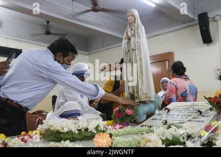 Kalkutta, Indien. 05. September 2022. Menschen neben dem Grab der heiligen Teresa anlässlich des „Friedenstages“ anlässlich des Todestages von Mutter Teresa 25. am 5. September 2022 im Mutterhaus in Kalkutta. (Foto von Agostino Gemito/Pacific Press) Quelle: Pacific Press Media Production Corp./Alamy Live News Stockfoto